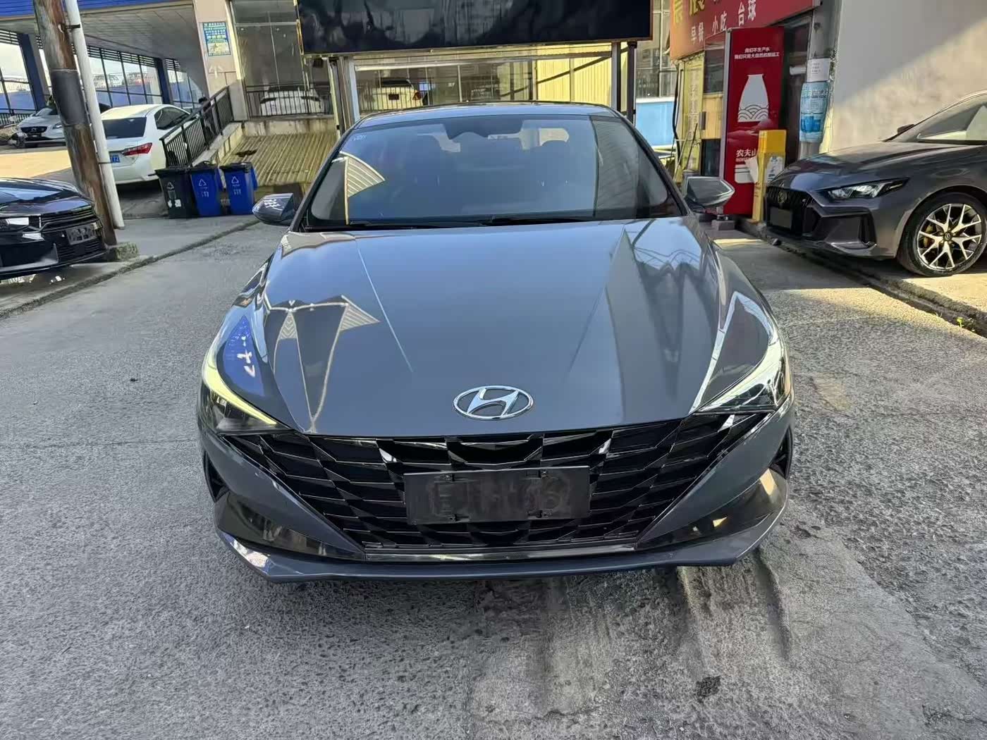 Hyundai Elantra 1.4 л 2023 г. Серебристо-серый, пробег 28000 км