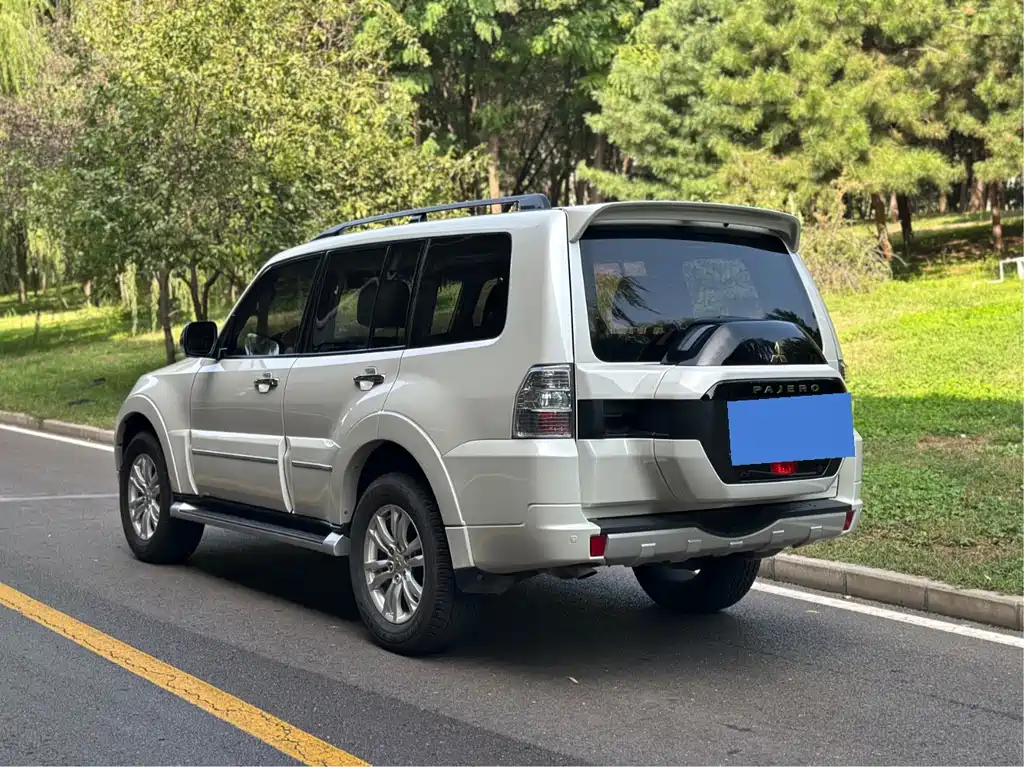 Mitsubishi Pajero (Import) — миниатюра 7