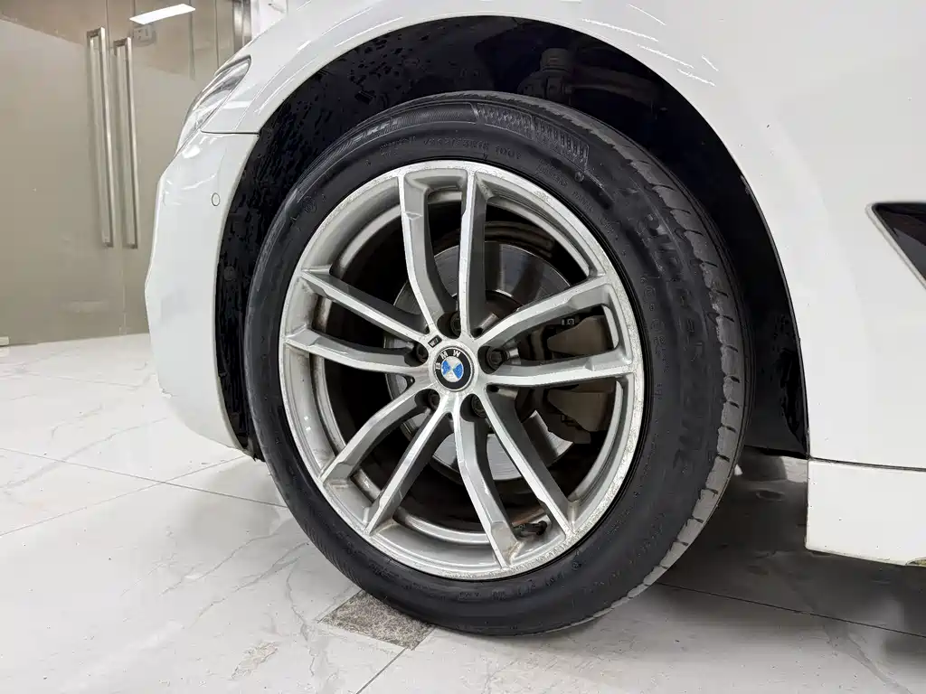 BMW 5 Series — миниатюра 7
