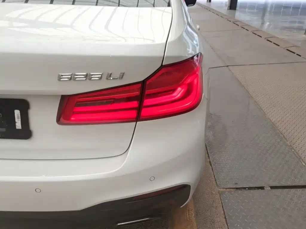BMW 5 Series — миниатюра 8