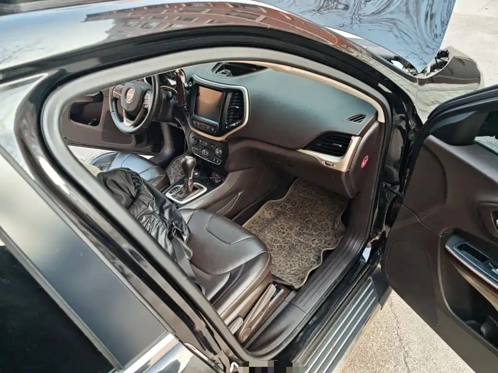 Jeep Cherokee (Import) — миниатюра 20