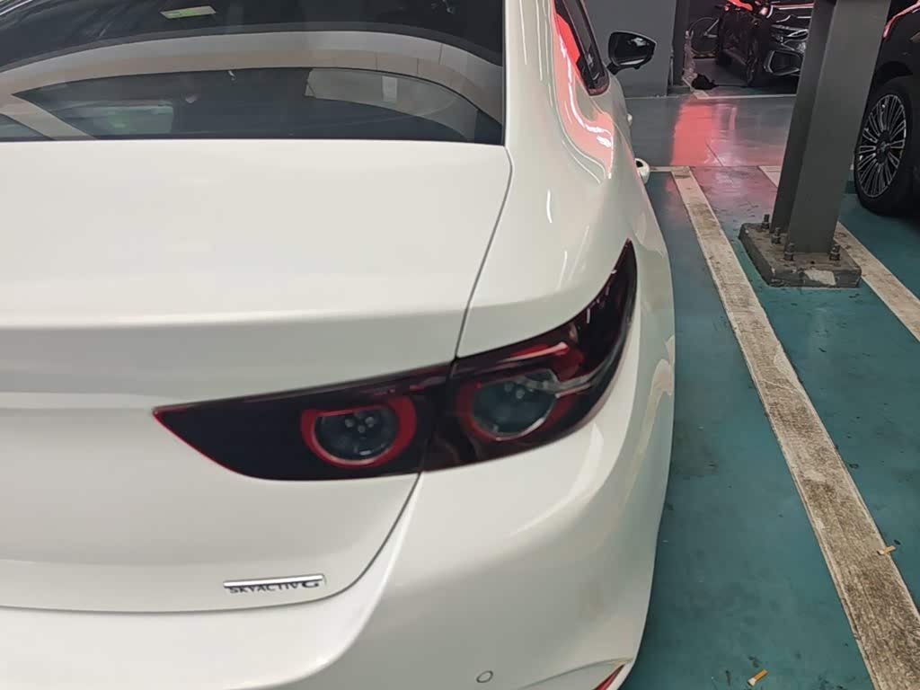 Mazda Mazda3 Axela 2.0 л 2023 г. Белый, пробег 15700 км