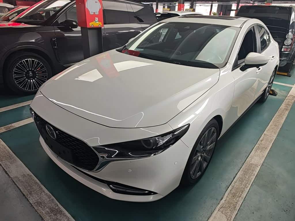 Mazda Mazda3 Axela 2.0 л 2023 г. Белый, пробег 15700 км