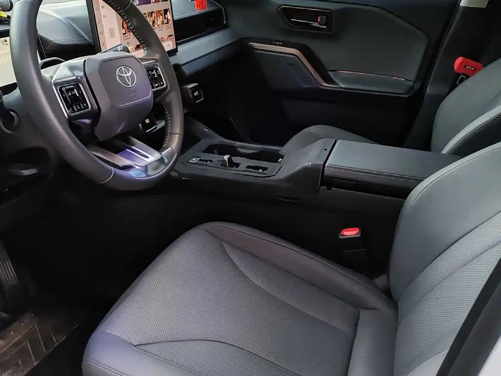 Toyota RAV4 — миниатюра 9