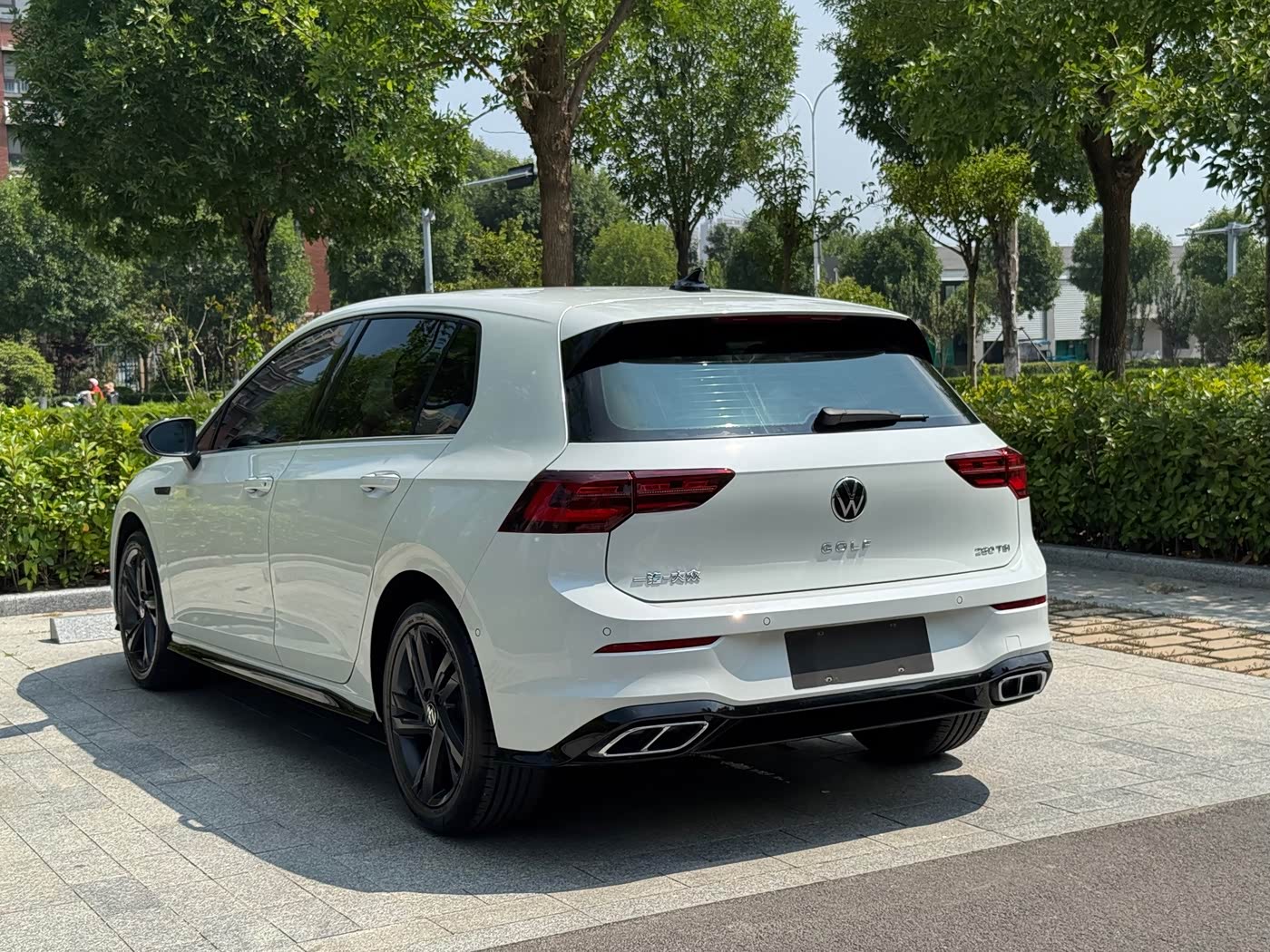 Volkswagen Golf 1.4 л 2023 г. Белый, пробег 6000 км