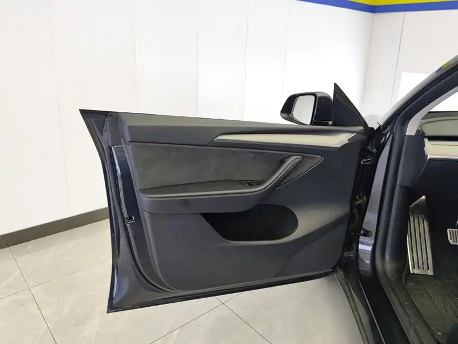 Tesla Model Y — миниатюра 7