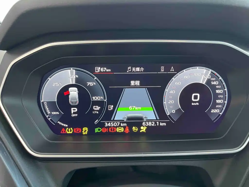 Audi Q4 e-tron 2023 — фото 16