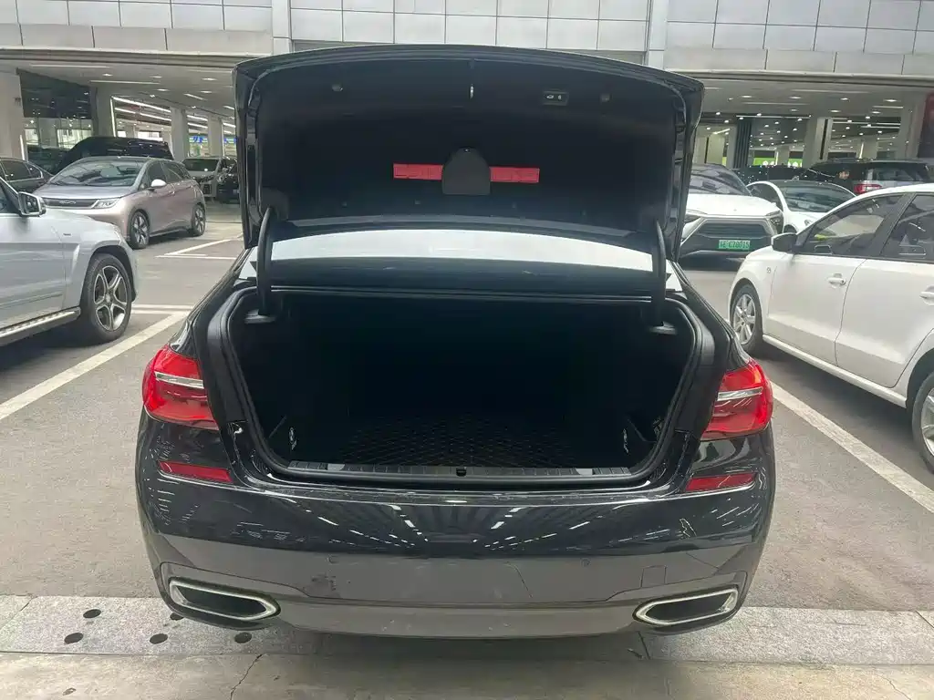 BMW 7 Series — миниатюра 14