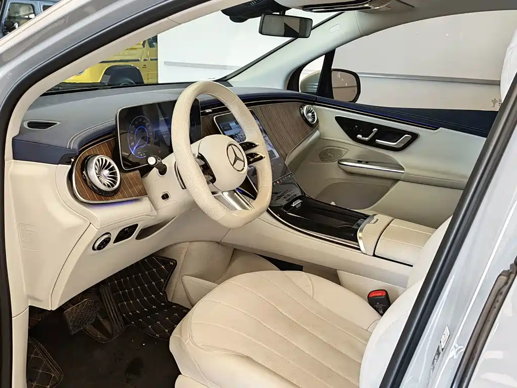 Mercedes-Benz EQE SUV — миниатюра 7