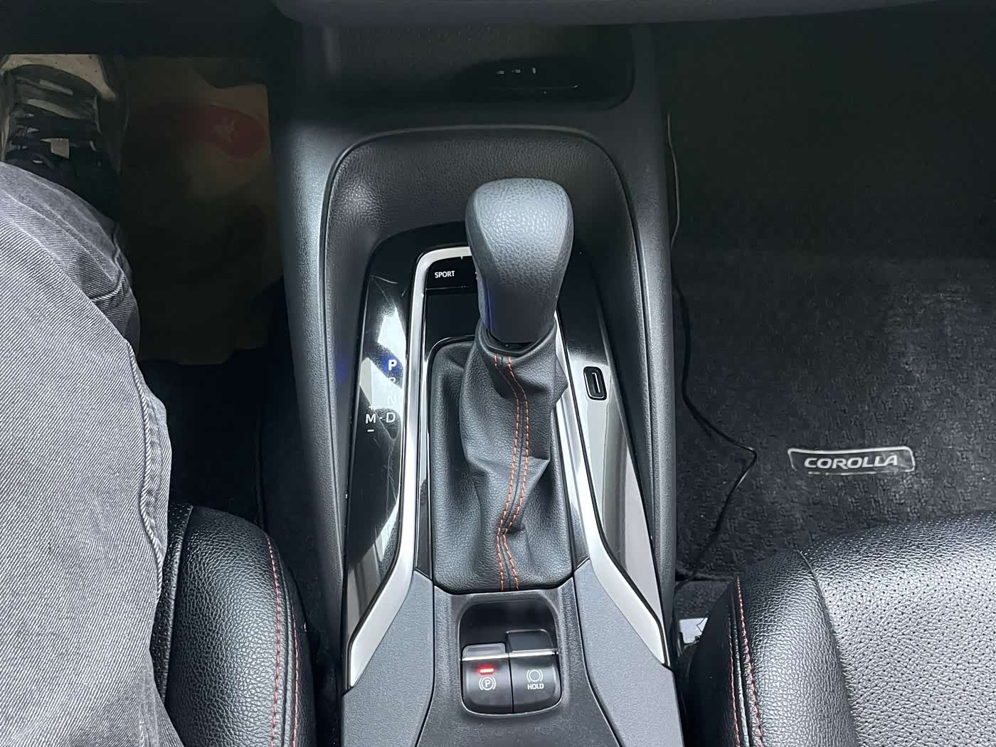 Toyota Corolla 1.2 л 2021 г. шампань/коричневый, пробег 36000 км