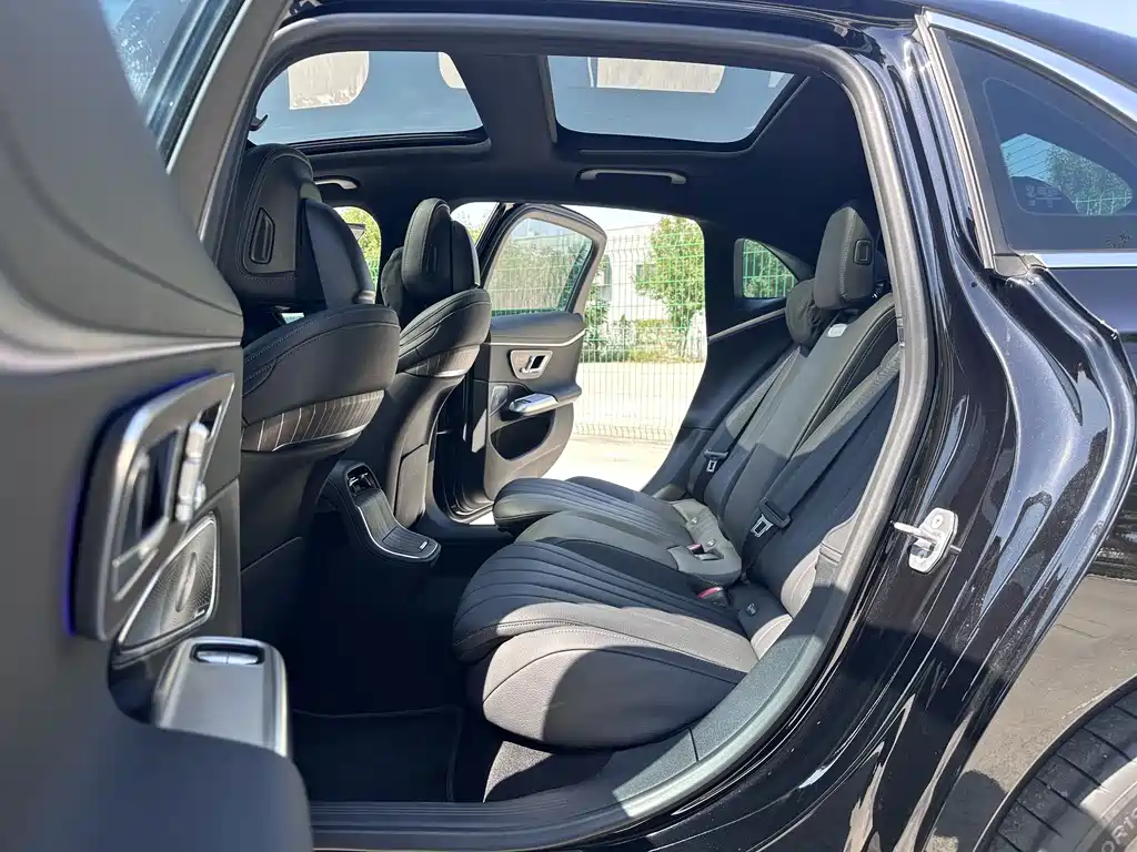 Mercedes-Benz E-Class — миниатюра 6