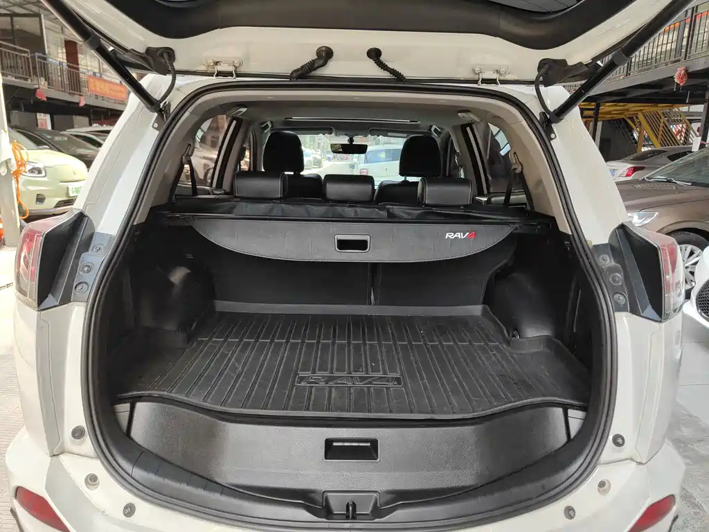 Toyota RAV4 — миниатюра 13