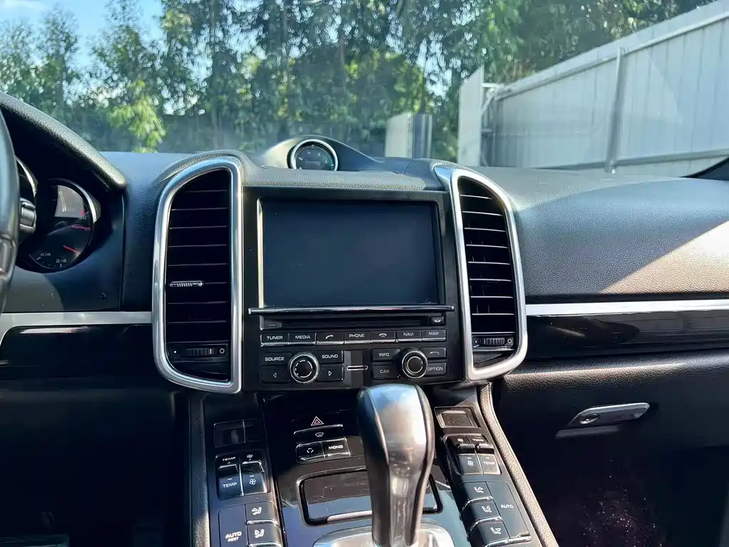 Porsche Cayenne — миниатюра 13