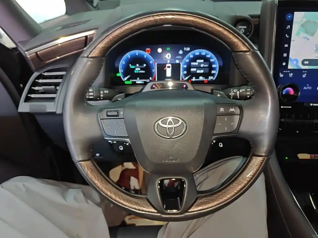 Toyota Alphard — миниатюра 11