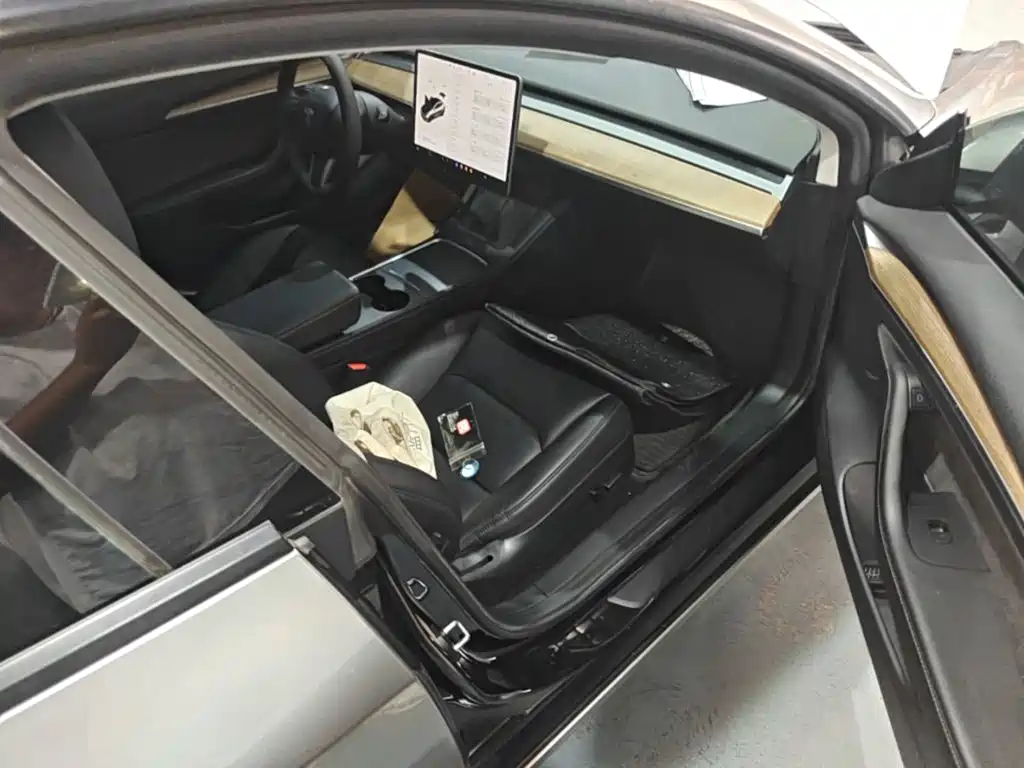 Tesla Model 3 — миниатюра 9