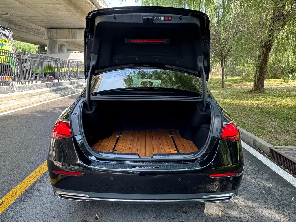 Mercedes-Benz E-Class — миниатюра 8