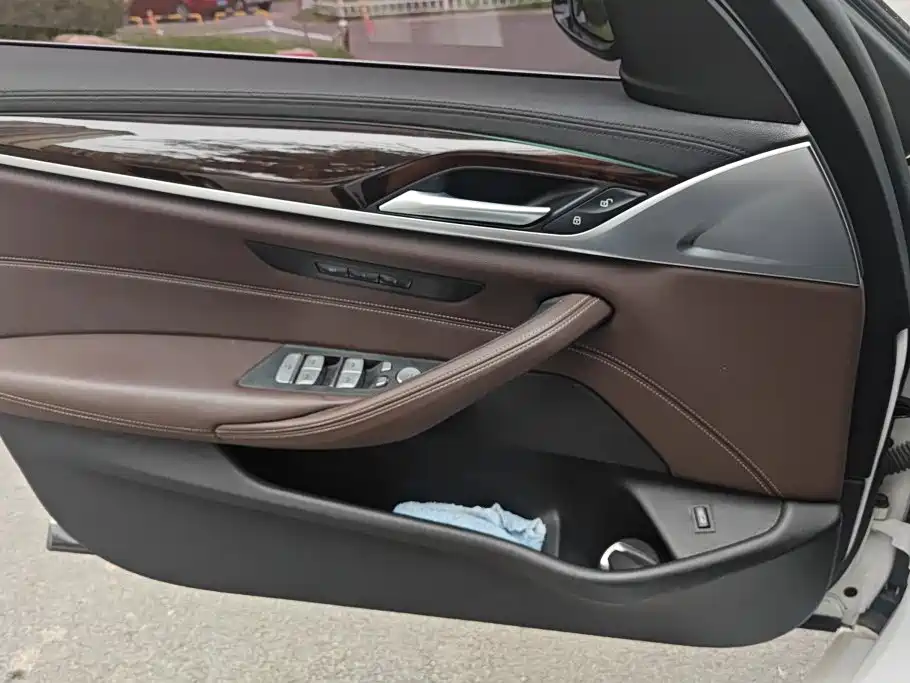 BMW 5 Series — миниатюра 7