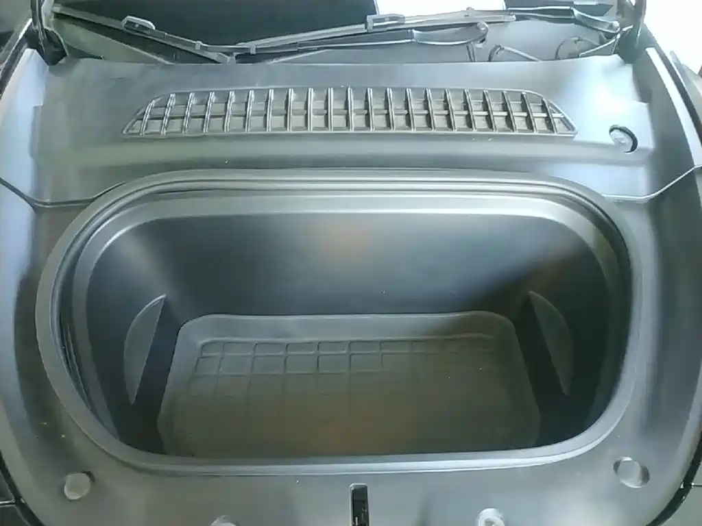 Tesla Model Y — миниатюра 20