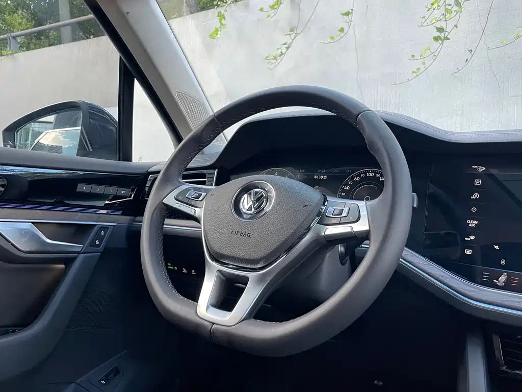 Volkswagen Touareg — миниатюра 10
