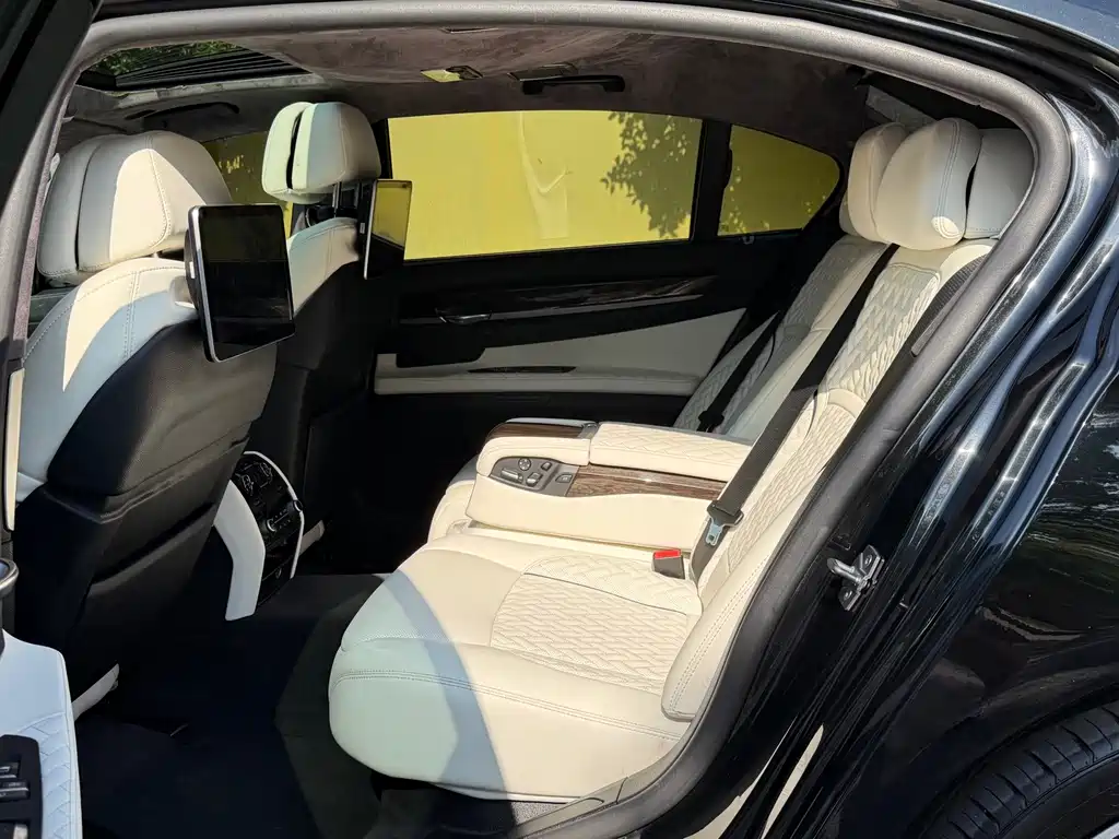 BMW 7 Series — миниатюра 14