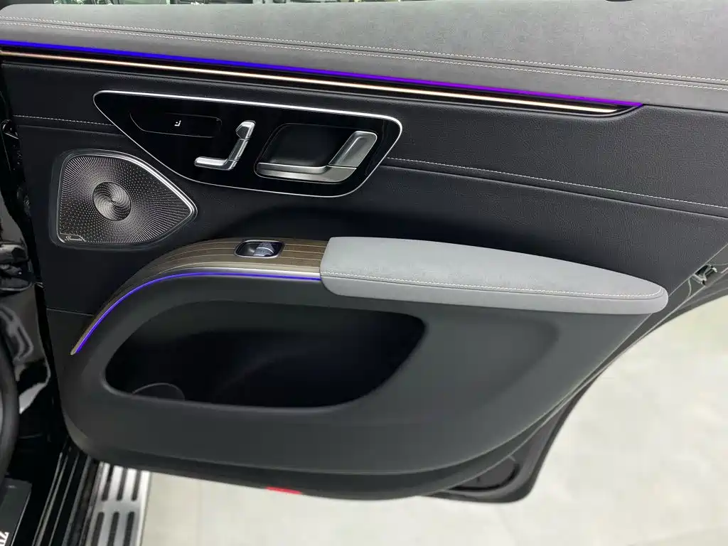 Mercedes-Benz EQS SUV — миниатюра 12