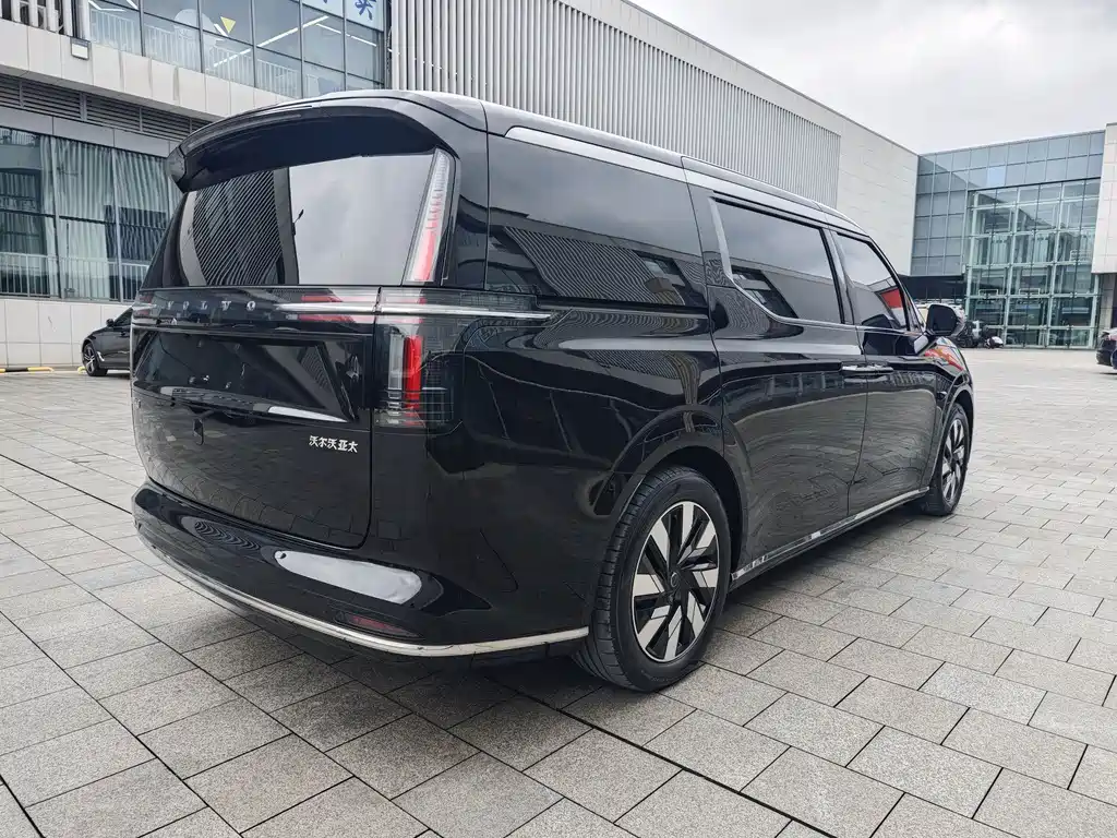 Volvo EM90 — миниатюра 9