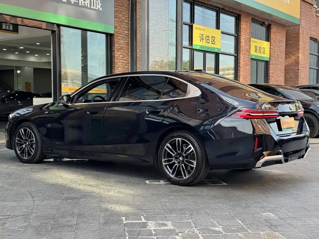 BMW 5 Series — миниатюра 6
