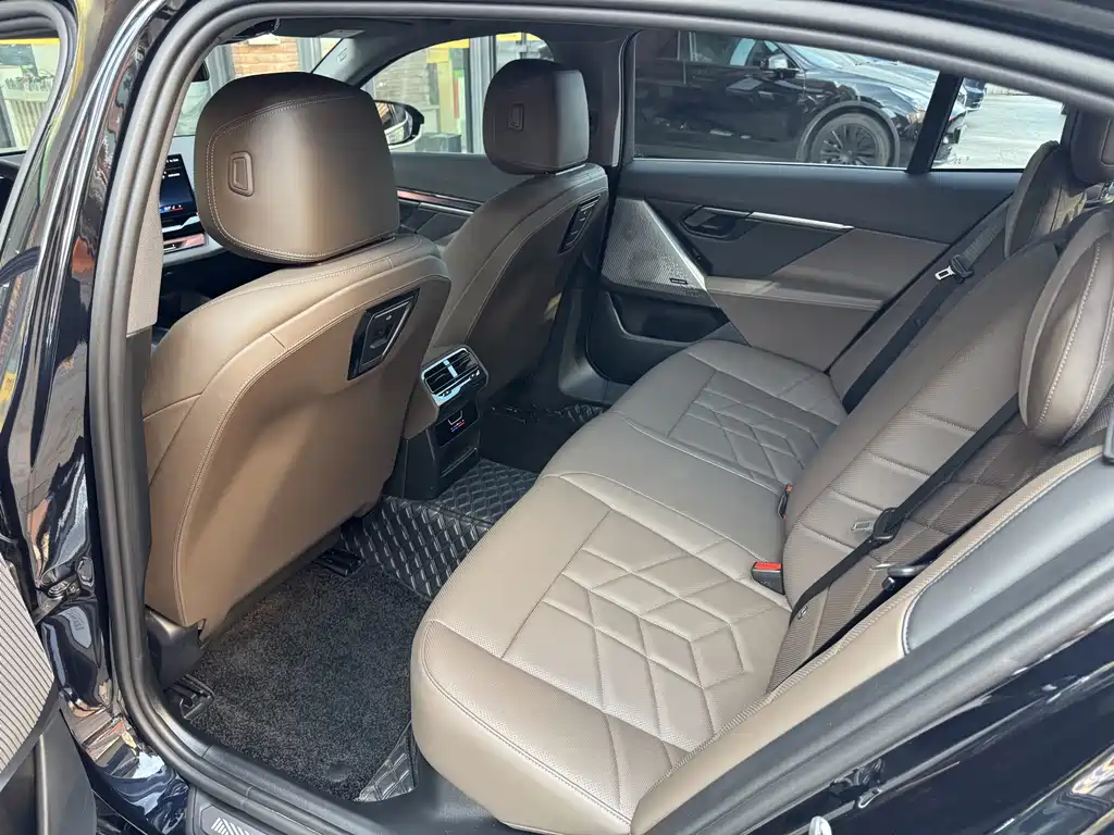 BMW 5 Series — миниатюра 9