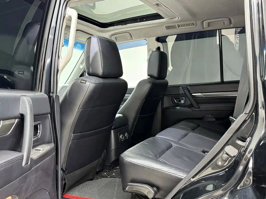 Mitsubishi Pajero (Import) — миниатюра 8
