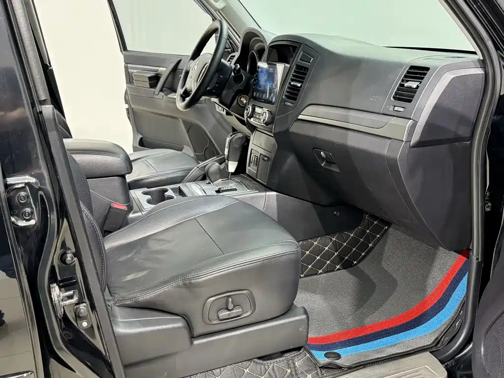 Mitsubishi Pajero (Import) — миниатюра 6