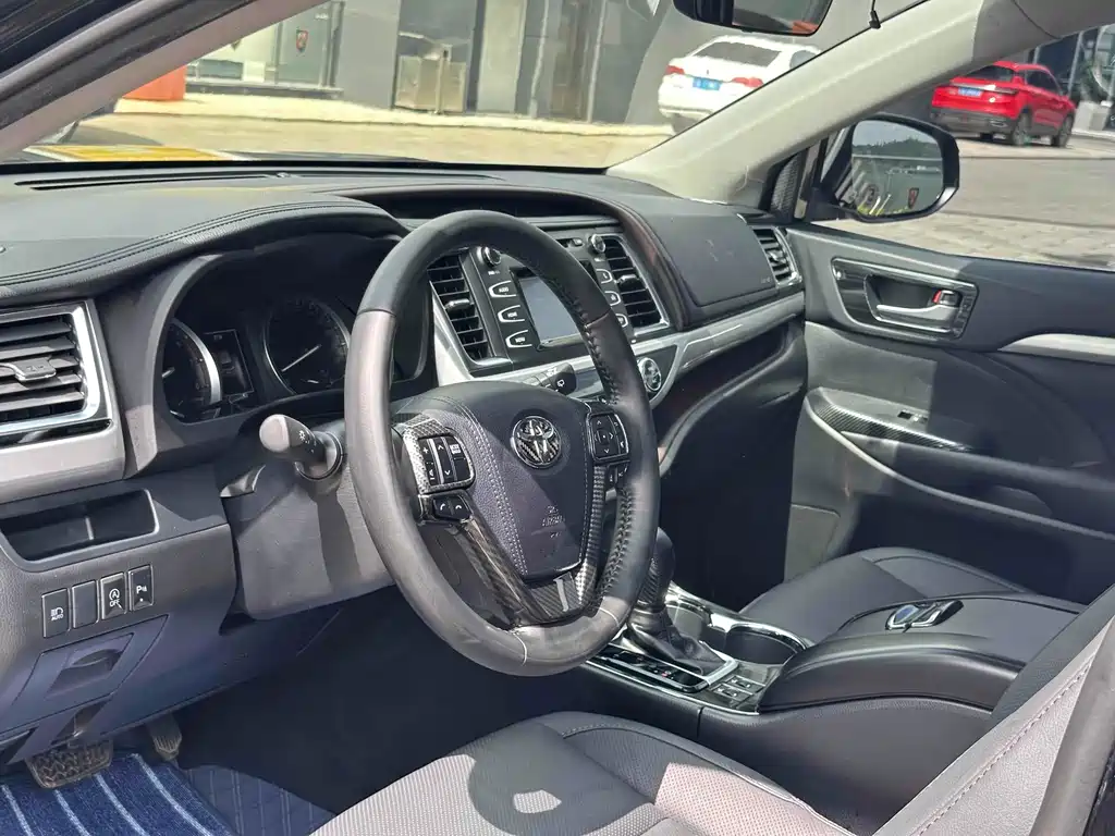Toyota Highlander 2021 2.0T Luxury 7 мест