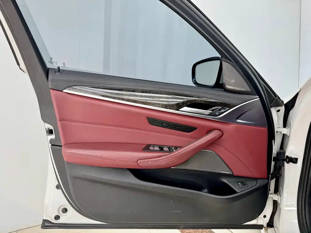 BMW 5 Series — миниатюра 8