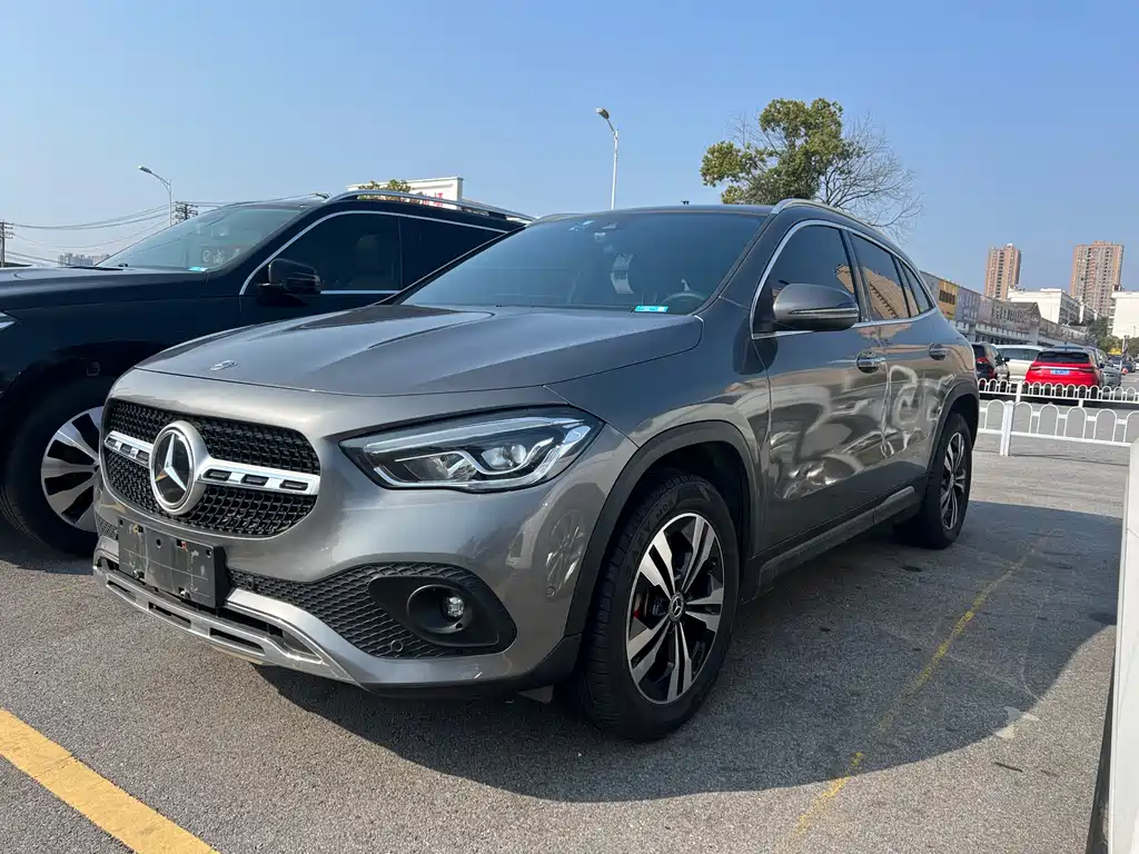 MERCEDES-BENZ GLA