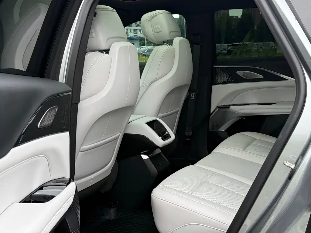 Cadillac Lyriq — миниатюра 8