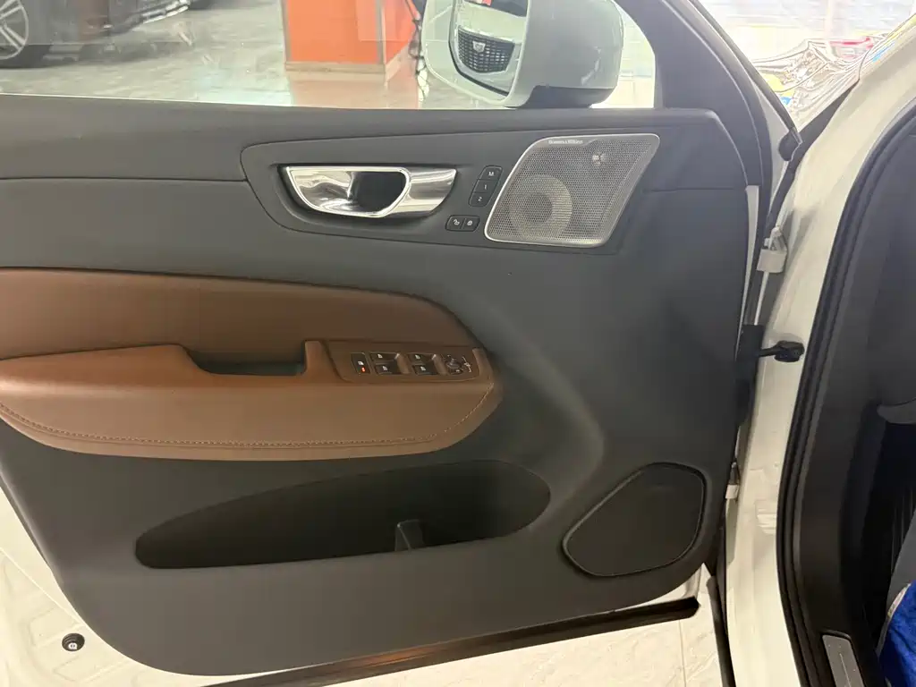 Volvo XC60 PHEV — миниатюра 6