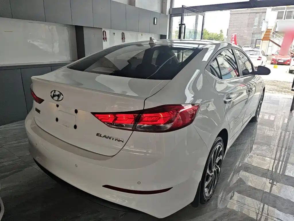 Hyundai Elantra — миниатюра 7
