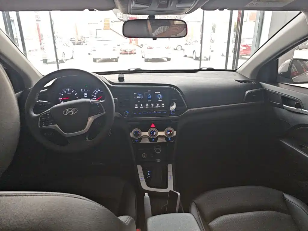 Hyundai Elantra — миниатюра 10