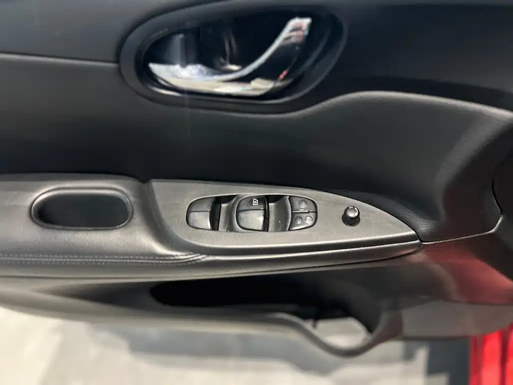 Nissan Tiida — миниатюра 17