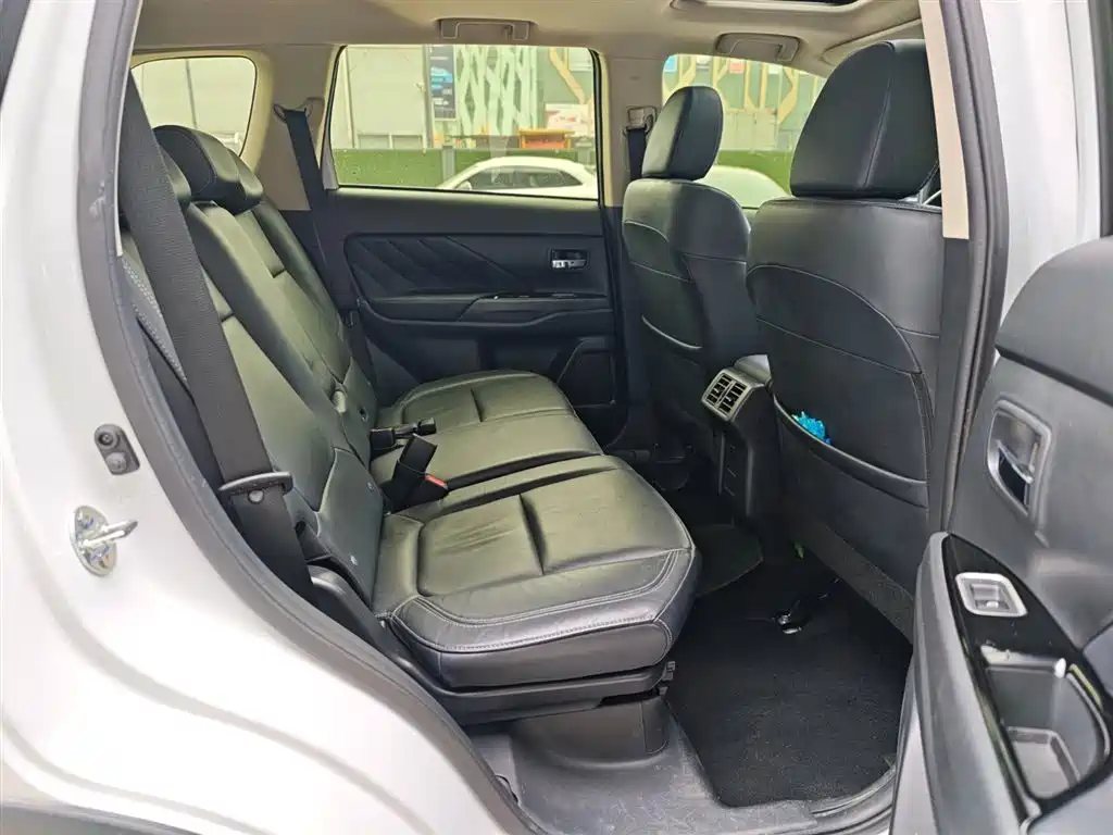 MITSUBISHI OUTLANDER