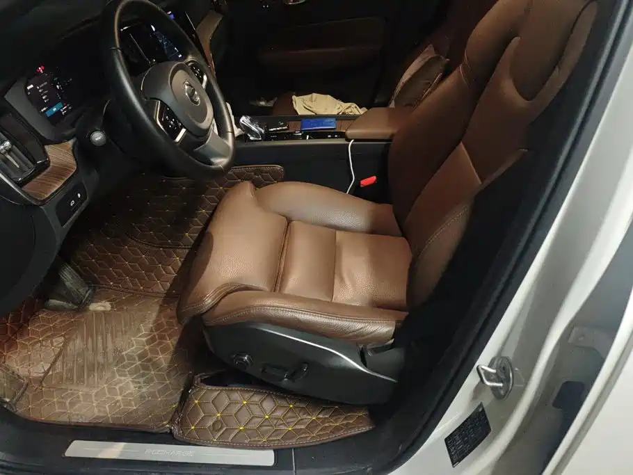 Volvo XC60 PHEV — миниатюра 9