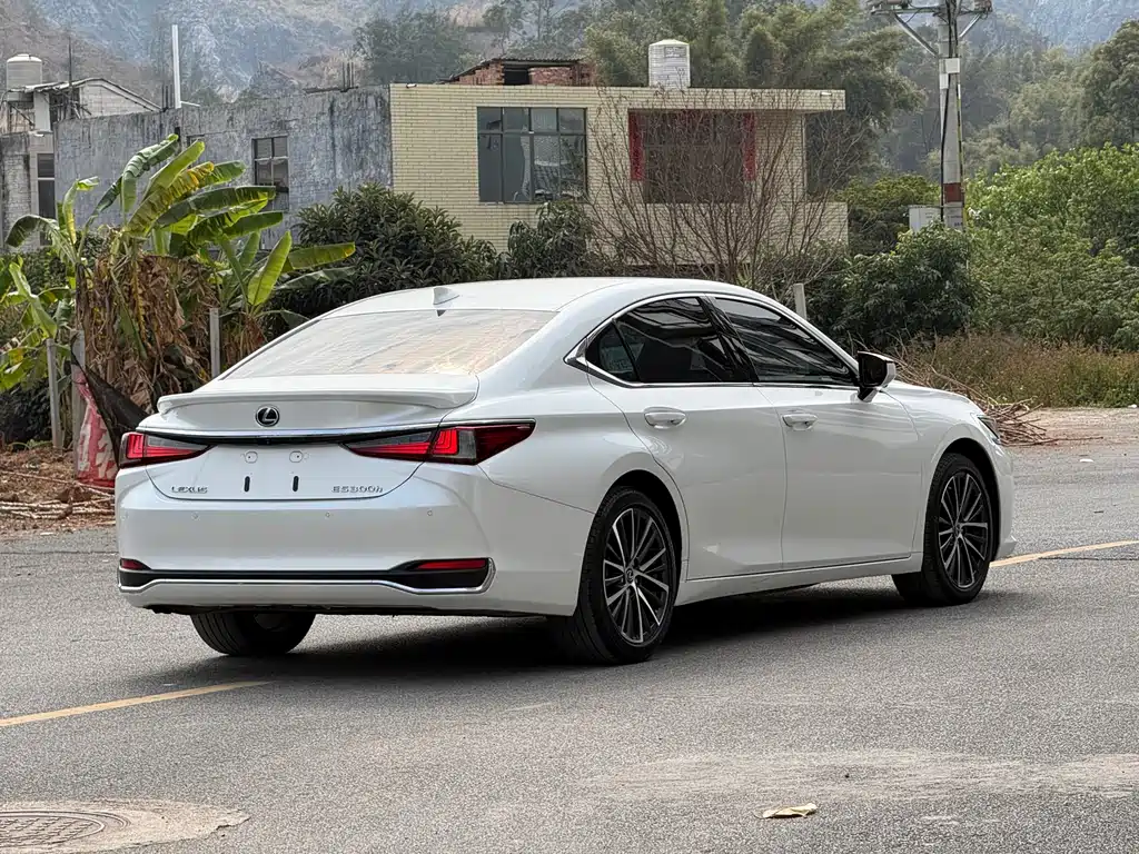 LEXUS ES