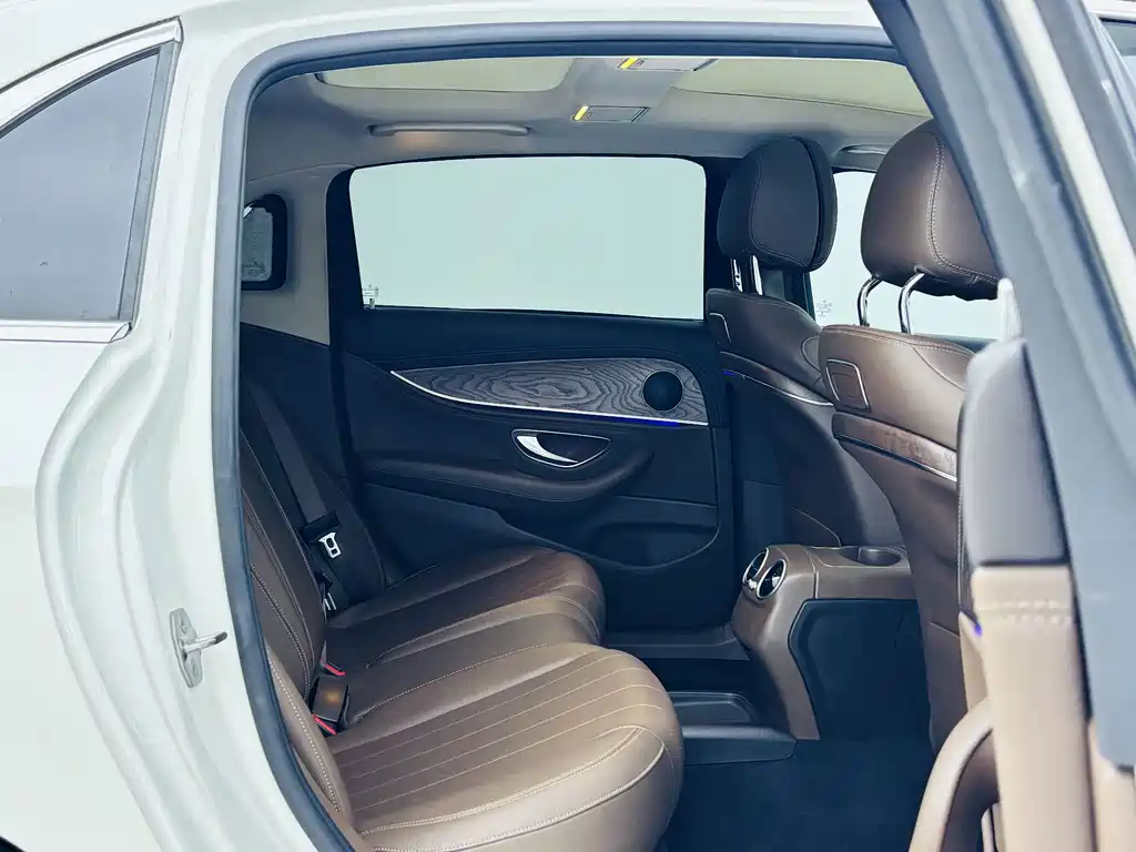 Mercedes-Benz E-Class — миниатюра 17