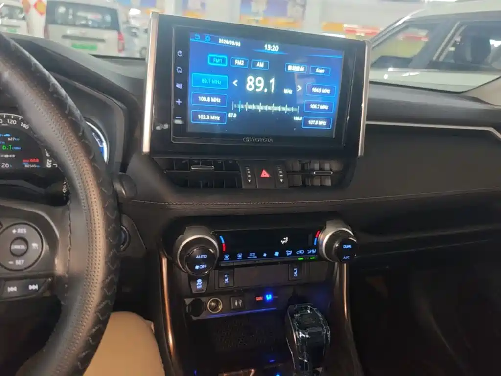 Toyota RAV4 — миниатюра 13