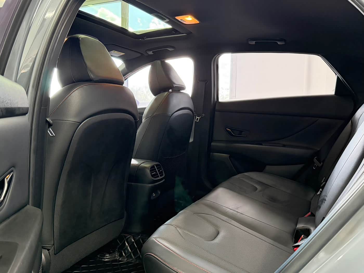 Hyundai Elantra 1.4 л 2022 г. Серебристо-серый, пробег 41000 км