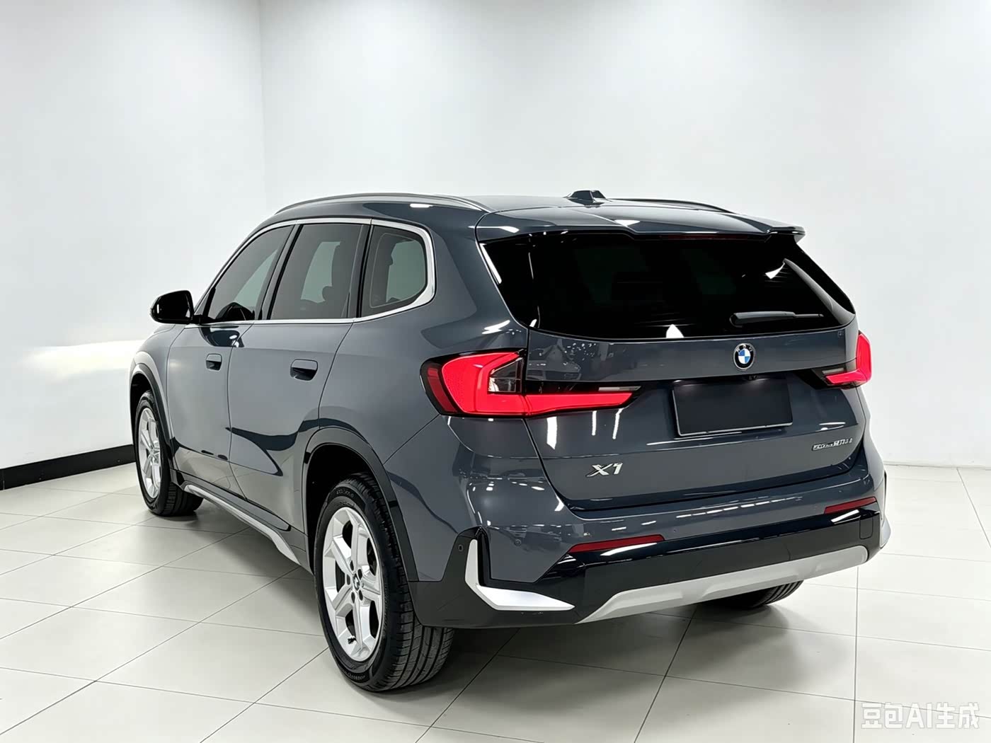 BMW X1 1.5 л 2023 г. Серебристо-серый, пробег 13000 км
