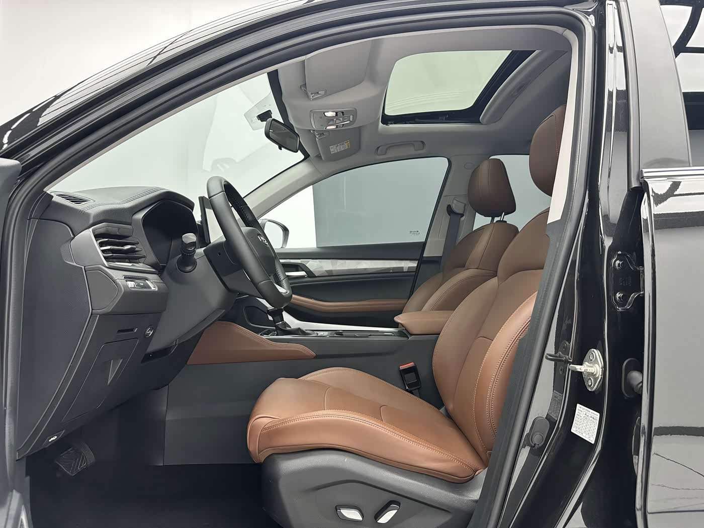 Geely Emgrand X6 1.4 л 2022 г. Чёрный, пробег 28000 км