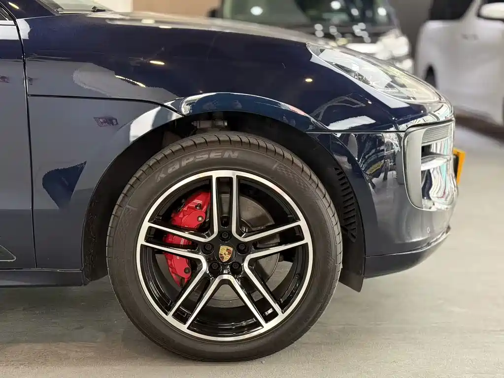 PORSCHE MACAN