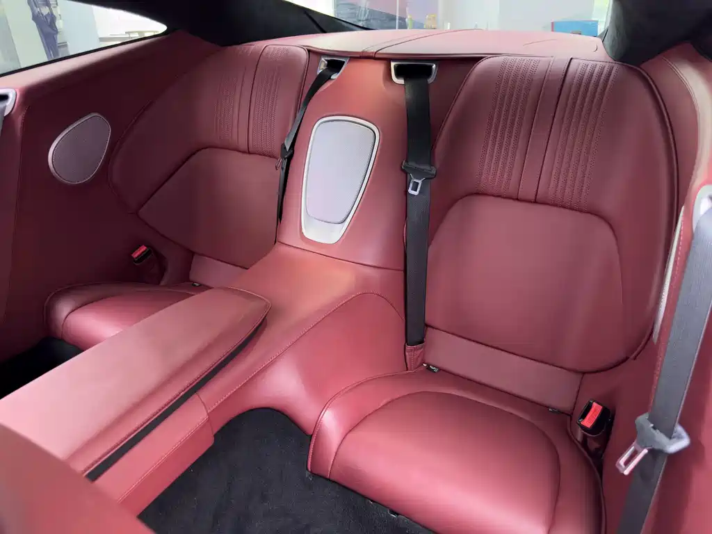 Aston Martin DB11 — миниатюра 27