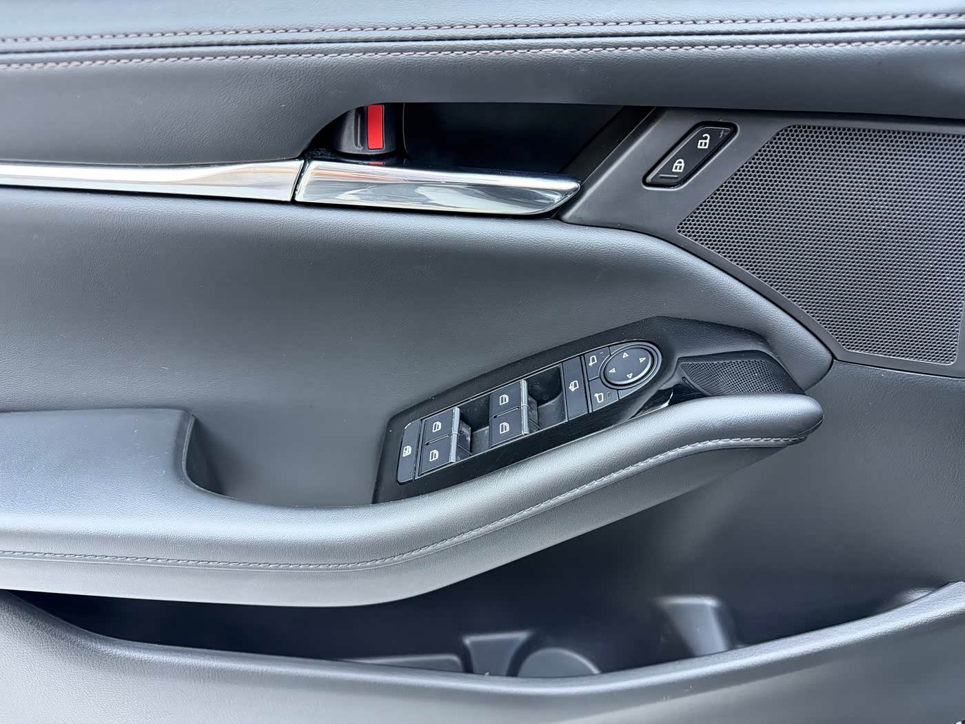 Mazda Mazda3 Axela 2.0 л 2023 г. Серебристо-серый, пробег 16700 км