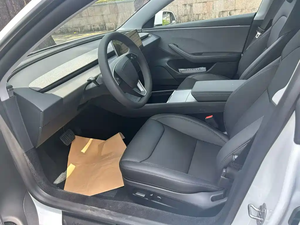 Tesla Model 3 — миниатюра 5